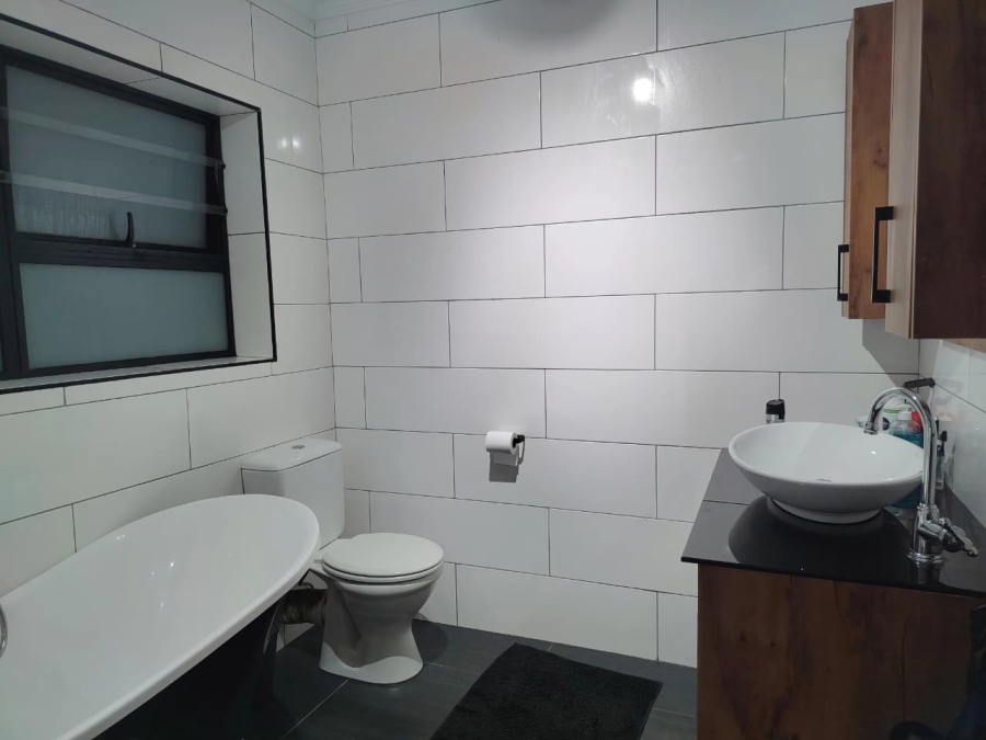 To Let 4 Bedroom Property for Rent in Loerie Park Western Cape